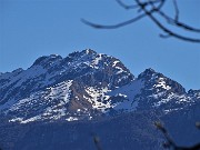 35 Zoom sulla cima d'Alben (2020 m) ancora innevata